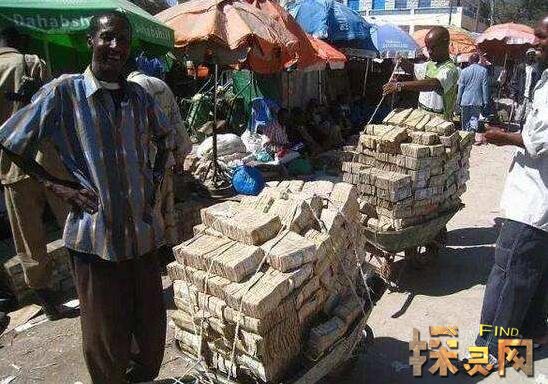 世界上最穷的国家，津巴布韦的一车钱却换不了饱餐一顿